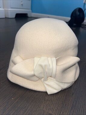Womens Cream Bow Cloche Hat